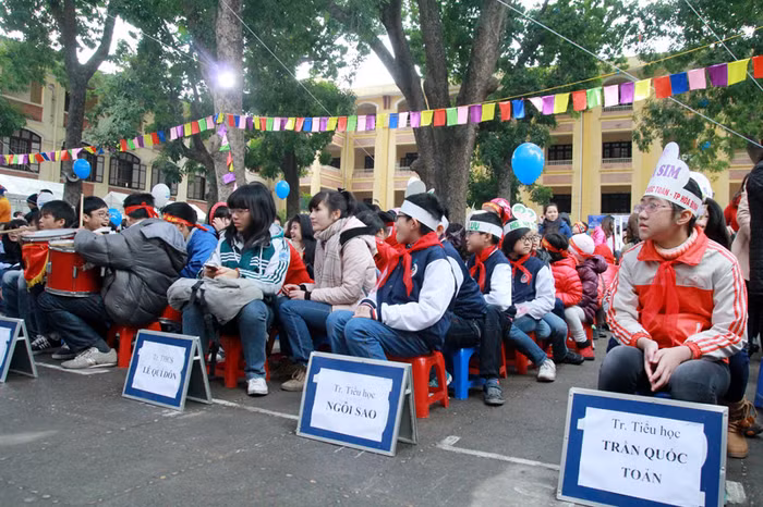 >>Học sinh tiểu học co ro trong cái rét tê tái >>Sinh viên về quê đón tết dương trong mưa phùn >>Chùm ảnh: Phong tặng 42 Giáo sư, 427 Phó Giáo sư >> Chùm ảnh: Thần tượng của hàng nghìn thí sinh vạ vật ở vỉa hè