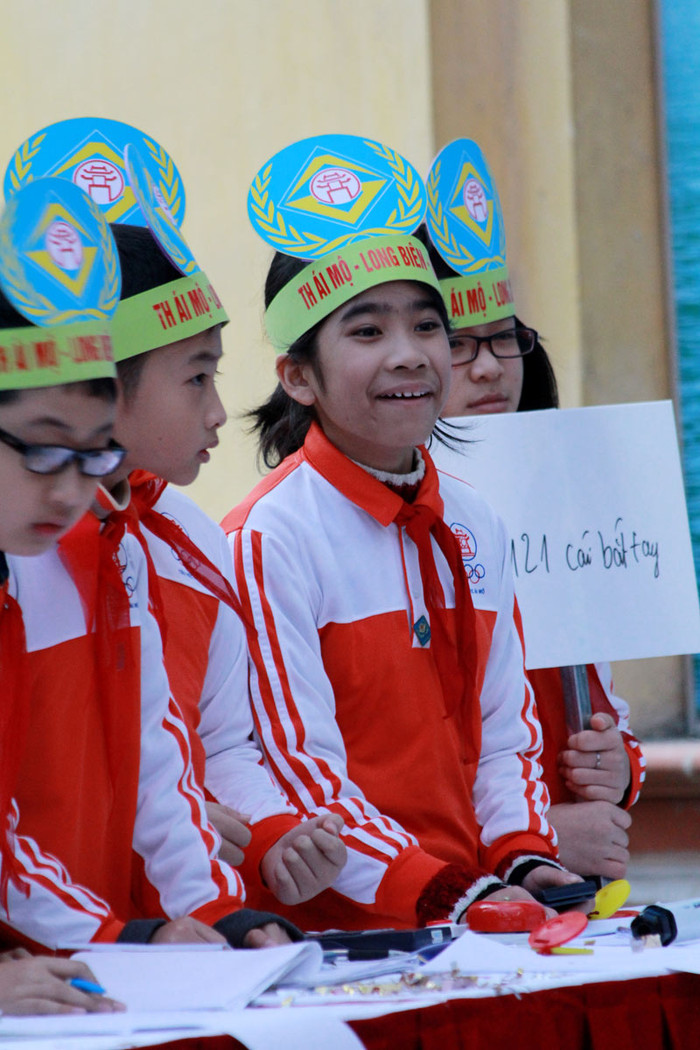 >>Học sinh tiểu học co ro trong cái rét tê tái >>Sinh viên về quê đón tết dương trong mưa phùn >>Chùm ảnh: Phong tặng 42 Giáo sư, 427 Phó Giáo sư >> Chùm ảnh: Thần tượng của hàng nghìn thí sinh vạ vật ở vỉa hè