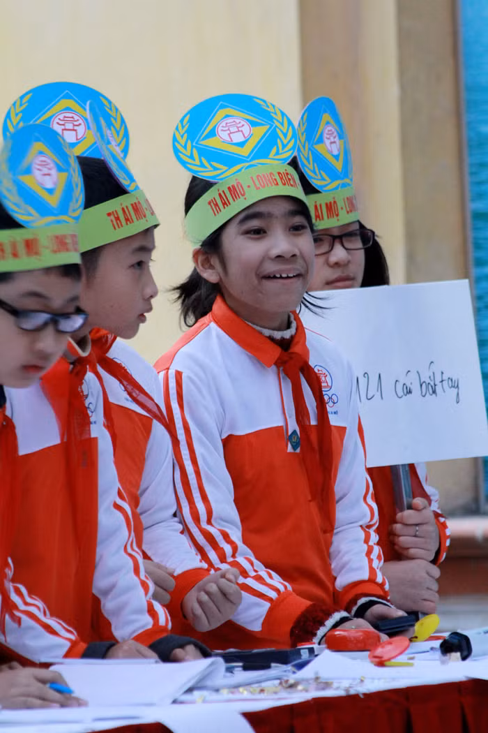 >>Học sinh tiểu học co ro trong cái rét tê tái >>Sinh viên về quê đón tết dương trong mưa phùn >>Chùm ảnh: Phong tặng 42 Giáo sư, 427 Phó Giáo sư >> Chùm ảnh: Thần tượng của hàng nghìn thí sinh vạ vật ở vỉa hè