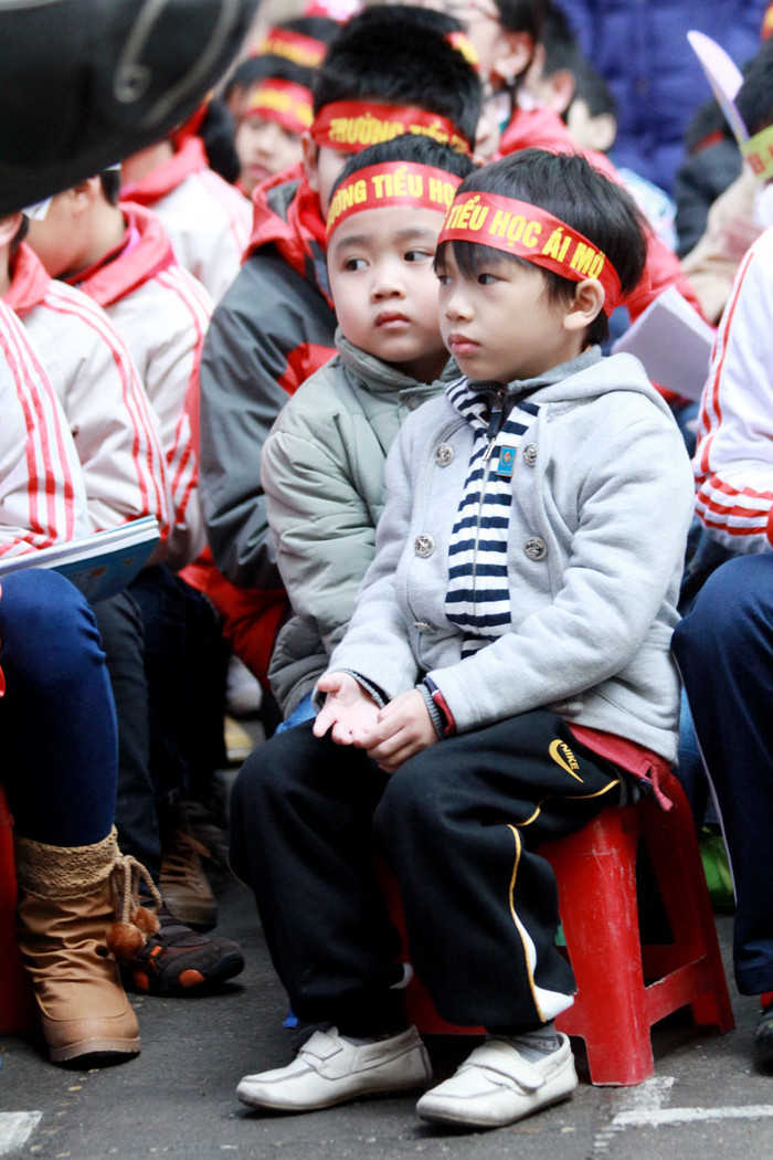 Bé xíu cũng được bố mẹ cho đi cổ vũ cùng anh chị. >>Học sinh tiểu học co ro trong cái rét tê tái >>Sinh viên về quê đón tết dương trong mưa phùn >>Chùm ảnh: Phong tặng 42 Giáo sư, 427 Phó Giáo sư >> Chùm ảnh: Thần tượng của hàng nghìn thí sinh vạ vật ở vỉa hè