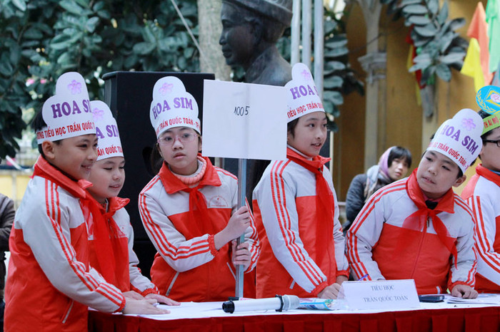 Các đội chơi bắt đầu với các phần thi chào hỏi, ở những phần thi tiếp theo các đội có dịp nhanh nhạy thể hiện kiến thức toán học của mình. >>Học sinh tiểu học co ro trong cái rét tê tái >>Sinh viên về quê đón tết dương trong mưa phùn >>Chùm ảnh: Phong tặng 42 Giáo sư, 427 Phó Giáo sư >> Chùm ảnh: Thần tượng của hàng nghìn thí sinh vạ vật ở vỉa hè