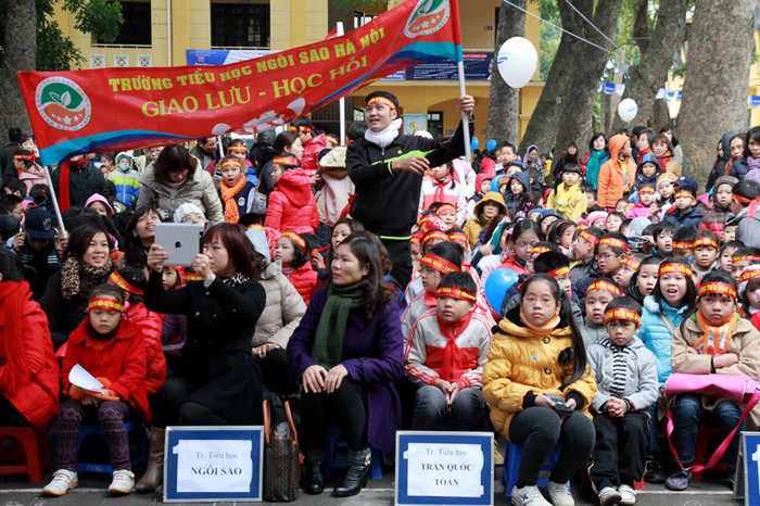 Tại ngày hội ViOlympic, BTC đã vinh danh thành viên thứ 10 triệu với giải thưởng là máy tính bảng. Trong ảnh các cổ động viên trường Ngôi sao nhiệt tình cổ vũ đội nhà. >>Học sinh tiểu học co ro trong cái rét tê tái >>Sinh viên về quê đón tết dương trong mưa phùn >>Chùm ảnh: Phong tặng 42 Giáo sư, 427 Phó Giáo sư >> Chùm ảnh: Thần tượng của hàng nghìn thí sinh vạ vật ở vỉa hè