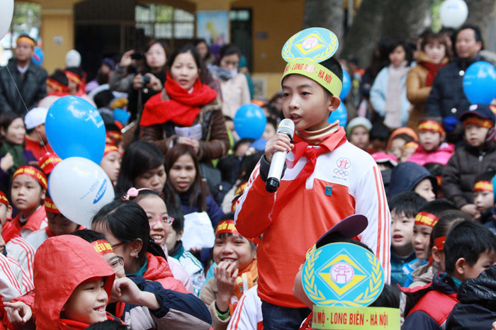 Phần giao lưu với các bạn học giỏi toán là dịp để các em học sinh trao đổi kinh nghiệm học tập trung môn Toán. >>Học sinh tiểu học co ro trong cái rét tê tái >>Sinh viên về quê đón tết dương trong mưa phùn >>Chùm ảnh: Phong tặng 42 Giáo sư, 427 Phó Giáo sư >> Chùm ảnh: Thần tượng của hàng nghìn thí sinh vạ vật ở vỉa hè