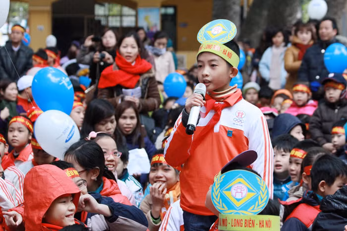 Phần giao lưu với các bạn học giỏi toán là dịp để các em học sinh trao đổi kinh nghiệm học tập trung môn Toán. >>Học sinh tiểu học co ro trong cái rét tê tái >>Sinh viên về quê đón tết dương trong mưa phùn >>Chùm ảnh: Phong tặng 42 Giáo sư, 427 Phó Giáo sư >> Chùm ảnh: Thần tượng của hàng nghìn thí sinh vạ vật ở vỉa hè