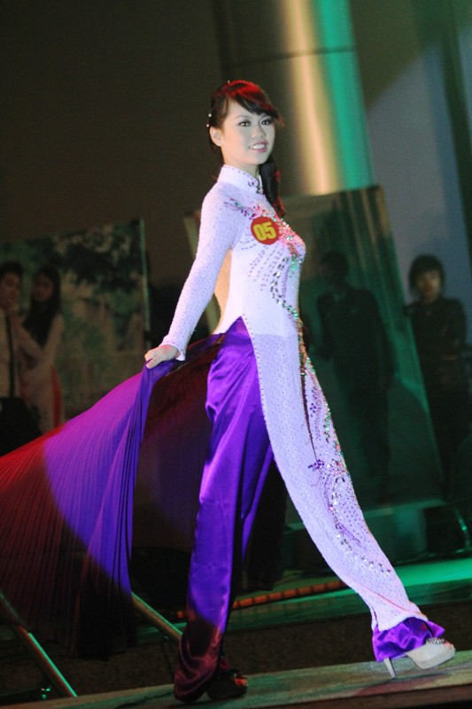 Những bước chân đầy tự tin như một người mẫu chuyên nghiệp trên sàn catwalk. Những bước chân đầy tự tin như một người mẫu chuyên nghiệp trên sàn catwalk.