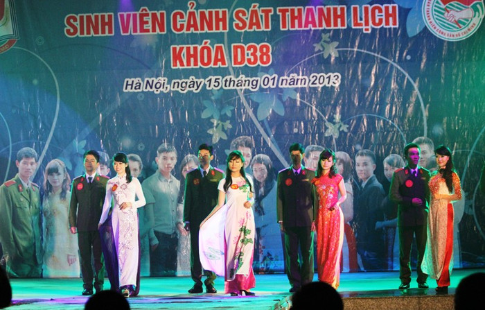Tiết mục văn nghệ nhảy hiện đại được nhiều học viên hưởng ứng. Tiết mục văn nghệ nhảy hiện đại được nhiều học viên hưởng ứng.