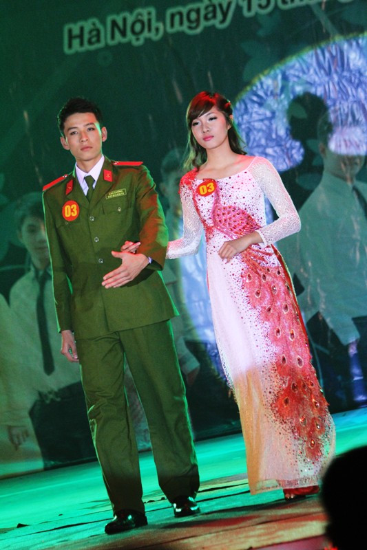 Các cặp đôi trình diễn trang phục truyền thống. Các cặp đôi trình diễn trang phục truyền thống.