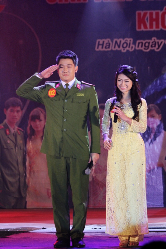 Trong đêm chung kết có 7 cặp đôi dự thi, mỗi cặp đôi sẽ có màn chào hỏi khán giả và Ban giám khảo. Cuộc thi “Sinh viên cảnh sát thanh lịch” là sân chơi trí tuệ, tôn vinh cái đẹp tri thức của người cảnh sát nhân dân. Trong đêm chung kết có 7 cặp đôi dự thi, mỗi cặp đôi sẽ có màn chào hỏi khán giả và Ban giám khảo. Cuộc thi “Sinh viên cảnh sát thanh lịch” là sân chơi trí tuệ, tôn vinh cái đẹp tri thức của người cảnh sát nhân dân.