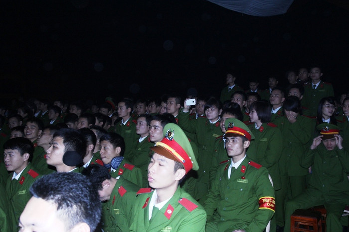 Hàng trăm học viên tới dự trong đêm chung kết. Hàng trăm học viên tới dự trong đêm chung kết.