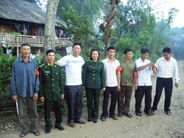 Những người lính "ba bám, bốn cùng" với người dân. Những người lính "ba bám, bốn cùng" với người dân.