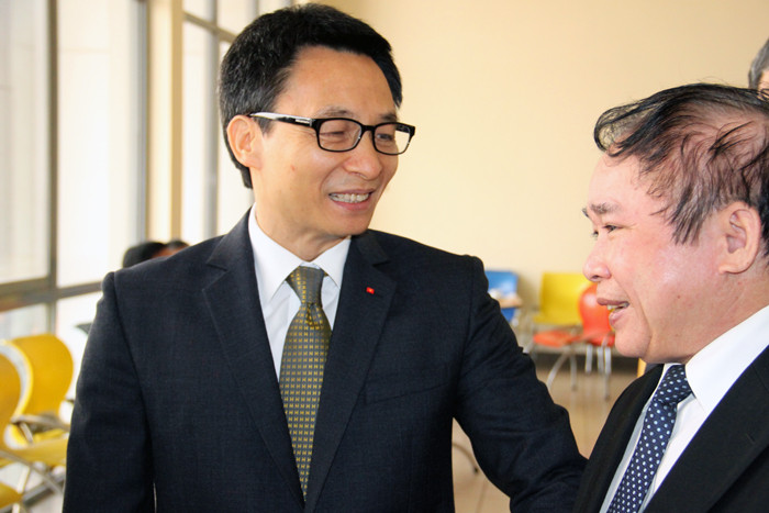 Phó Thủ tướng Vũ Đức Đam trao đổi mới Thứ trưởng Bùi Văn Ga bên hành lang Hội nghị sáng nay. Ảnh Xuân Trung Phó Thủ tướng Vũ Đức Đam trao đổi mới Thứ trưởng Bùi Văn Ga bên hành lang Hội nghị sáng nay. Ảnh Xuân Trung