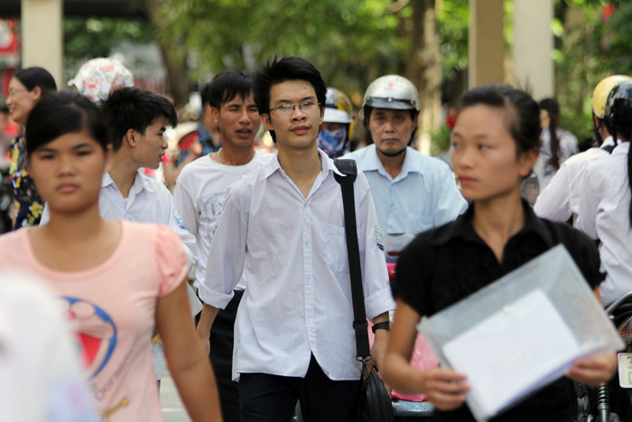 Từ năm 2014 khi các trường thực hiện tự chủ tuyển sinh sẽ xuất hiện nhiều hình thức thi tuyển, lúc đó các thí sinh không phải thi ba chung như những năm qua, mà theo đó sẽ thi theo phương thức mà các trường đề ra cho phù hợp với nhu cầu đào tạo các ngành của trường mình. Trong ảnh, thí sinh dự thi đại học, cao đẳng năm 2013 tại Trường đại học Sư phạm Hà Nội. Ảnh minh họa Xuân Trung Từ năm 2014 khi các trường thực hiện tự chủ tuyển sinh sẽ xuất hiện nhiều hình thức thi tuyển, lúc đó các thí sinh không phải thi ba chung như những năm qua, mà theo đó sẽ thi theo phương thức mà các trường đề ra cho phù hợp với nhu cầu đào tạo các ngành của trường mình. Trong ảnh, thí sinh dự thi đại học, cao đẳng năm 2013 tại Trường đại học Sư phạm Hà Nội. Ảnh minh họa Xuân Trung