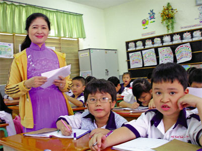 Lương giáo viên hiện nay chưa thể đủ sống khiến nhiều giáo viên phải đi dạy thêm hoặc làm việc khác kiếm sống. Ảnh minh họa Lương giáo viên hiện nay chưa thể đủ sống khiến nhiều giáo viên phải đi dạy thêm hoặc làm việc khác kiếm sống. Ảnh minh họa