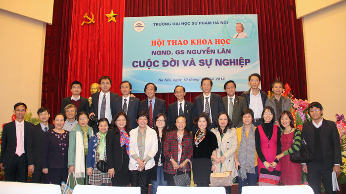 Đại gia đình NGND. Nguyễn Lân trong buổi Hội thảo. Ảnh Xuân Trung Đại gia đình NGND. Nguyễn Lân trong buổi Hội thảo. Ảnh Xuân Trung