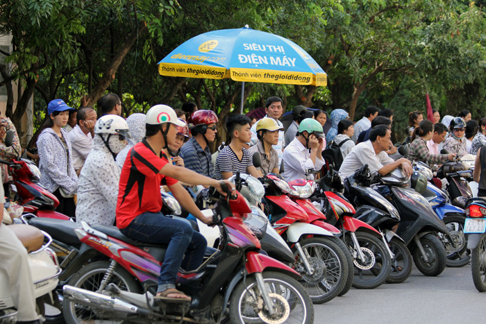 Từ năm 2014 khi thay đổi phương thức tuyển sinh, liệu có còn cảnh phụ huynh mệt mỏi chờ sĩ tử như thế nào? Ảnh minh họa Xuân Trung Từ năm 2014 khi thay đổi phương thức tuyển sinh, liệu có còn cảnh phụ huynh mệt mỏi chờ sĩ tử như thế nào? Ảnh minh họa Xuân Trung