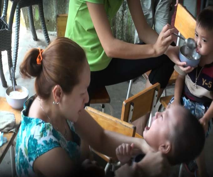 Bảo mẫu hành hạ trẻ em. Ảnh: Tuổi Trẻ