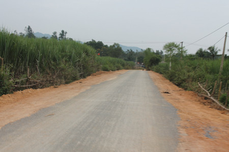 Đường được khởi công từ ngày 11/6/2009, thời gian hoàn thành là 820 ngày. Trước đó, vào tháng 10/2009, mặt bằng đã được chính quyền các địa phương có đường chạy qua bàn giao cho đơn vị thi công. Dự án được chia thành 2 gói thầu, trong đó gói thầu số 1 do liên doanh Công ty CP Đầu tư và Phát triển Constrexim số 16 (Constrexim 16) và Công ty CP Xây dựng giao thông 419 thực hiện. Gói thầu số 2 do liên doanh giữa Constrexim 16 và Công ty Cp Xây dựng Minh Sáng thực hiện. ( Ảnh: Hình ảnh con đường tiền tỷ). Đường được khởi công từ ngày 11/6/2009, thời gian hoàn thành là 820 ngày. Trước đó, vào tháng 10/2009, mặt bằng đã được chính quyền các địa phương có đường chạy qua bàn giao cho đơn vị thi công. Dự án được chia thành 2 gói thầu, trong đó gói thầu số 1 do liên doanh Công ty CP Đầu tư và Phát triển Constrexim số 16 (Constrexim 16) và Công ty CP Xây dựng giao thông 419 thực hiện. Gói thầu số 2 do liên doanh giữa Constrexim 16 và Công ty Cp Xây dựng Minh Sáng thực hiện. ( Ảnh: Hình ảnh con đường tiền tỷ).