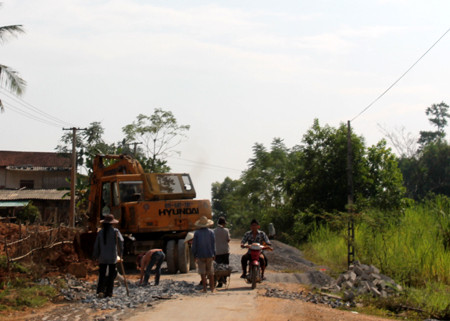 Những đoạn đường trên con đường dài 18km này bị chia cắt, thi công một cách chắp vá. Những cảnh tượng kiểu này khiến nhiều người phải ngán ngẩm. ( Ảnh: một đoạn đường đang được thi công). Những đoạn đường trên con đường dài 18km này bị chia cắt, thi công một cách chắp vá. Những cảnh tượng kiểu này khiến nhiều người phải ngán ngẩm. ( Ảnh: một đoạn đường đang được thi công).
