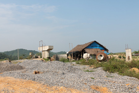 Những công trường vắng lặng kiểu này đã không còn xa lạ gì với những người dân ở đây. Theo ông Đinh Xuân Lãm, sở dĩ con đường này bị chậm tiến độ là do yếu tố thời tiết, quan trọng hơn là do sự yếu kém trong năng lực của đơn vị thi công. ( Ảnh: sự vắng lặng của những công trình đã không còn xa lạ). Những công trường vắng lặng kiểu này đã không còn xa lạ gì với những người dân ở đây. Theo ông Đinh Xuân Lãm, sở dĩ con đường này bị chậm tiến độ là do yếu tố thời tiết, quan trọng hơn là do sự yếu kém trong năng lực của đơn vị thi công. ( Ảnh: sự vắng lặng của những công trình đã không còn xa lạ).