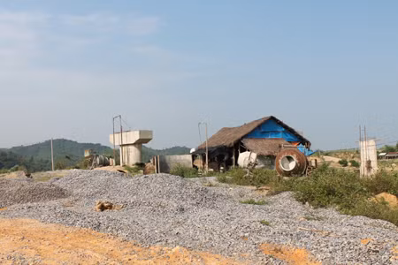 Những công trường vắng lặng kiểu này đã không còn xa lạ gì với những người dân ở đây. Theo ông Đinh Xuân Lãm, sở dĩ con đường này bị chậm tiến độ là do yếu tố thời tiết, quan trọng hơn là do sự yếu kém trong năng lực của đơn vị thi công. ( Ảnh: sự vắng lặng của những công trình đã không còn xa lạ).