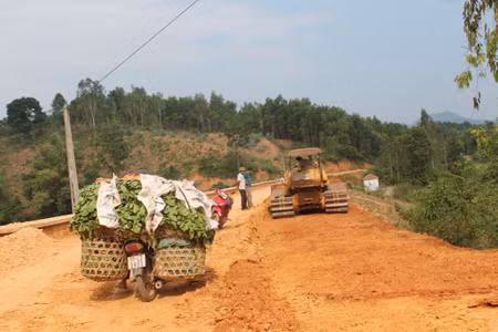 Việc thi công tuy vẫn được tiến hành nhưng rất chậm. Số lượng công nhân, máy móc ít và chỉ thi công ở một vài điểm trên đoạn đường. ( Ảnh: Một đoạn đường đang được thi công).