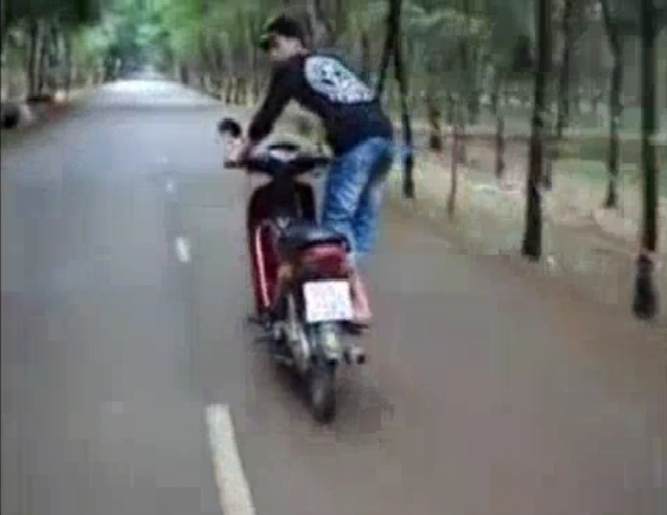 Người thực hiện là một thanh niên còn rất trẻ.