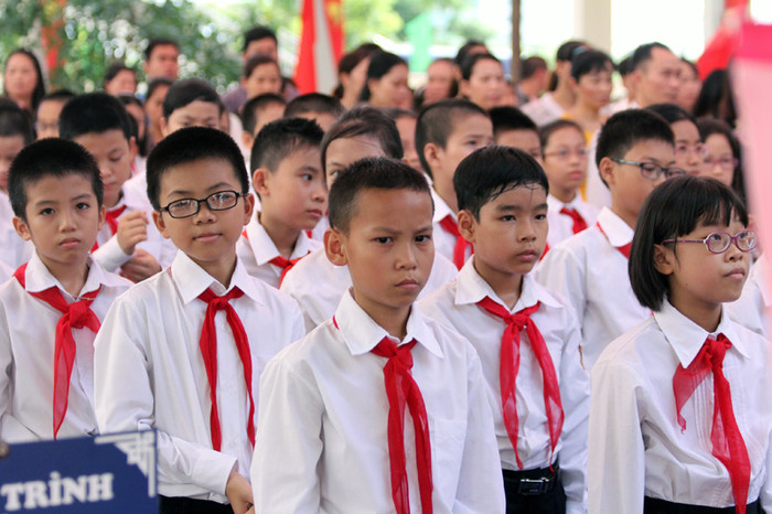 Thực tế số lượng học sinh phải thi tuyển vào lớp 6 chỉ là số ít, các em thường vào các trường đặc thù chất lượng cao, trường dân lập nổi tiếng..., do đó quy định bỏ thi nhiều người cho rằng là chưa phù hợp. Trong ảnh, học sinh lớp Trường THCS Nam Từ Liêm trong một giờ chào cờ đầu tuần. Ảnh Xuân Trung Thực tế số lượng học sinh phải thi tuyển vào lớp 6 chỉ là số ít, các em thường vào các trường đặc thù chất lượng cao, trường dân lập nổi tiếng..., do đó quy định bỏ thi nhiều người cho rằng là chưa phù hợp. Trong ảnh, học sinh lớp Trường THCS Nam Từ Liêm trong một giờ chào cờ đầu tuần. Ảnh Xuân Trung