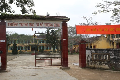 Trường THCS Hương Bình (Hương Khê) nơi xảy ra việc thầy Vinh đánh em Chung thủng màng nhĩ Trường THCS Hương Bình (Hương Khê) nơi xảy ra việc thầy Vinh đánh em Chung thủng màng nhĩ