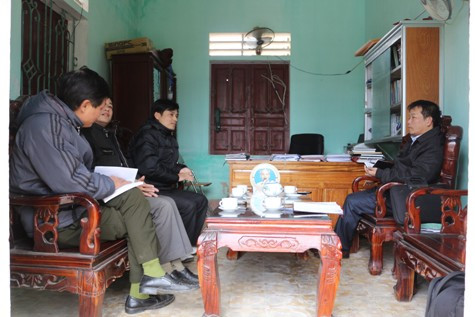 Mặc dù đánh học sinh thủng màng nhĩ nhưng trong buổi làm việc với PV lãnh đạo Trường THCS Hương Bình cho biết thầy Vinh chỉ bị kỷ luật mức cảnh cáo Mặc dù đánh học sinh thủng màng nhĩ nhưng trong buổi làm việc với PV lãnh đạo Trường THCS Hương Bình cho biết thầy Vinh chỉ bị kỷ luật mức cảnh cáo