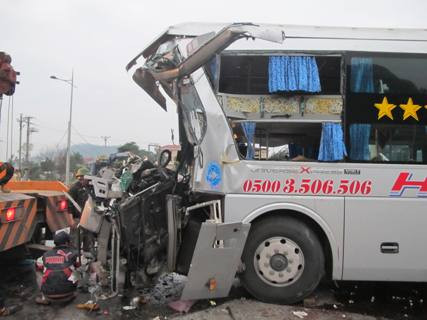 Dầu chiếc xe khách bẹp dúm sau cú va chạm mạnh