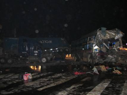 Hiện trường sau vụ tai nạn kinh hoàng giữa xe khách và xe container