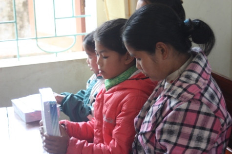 Niềm vui của những học sinh và phụ huynh khi đón nhận những quyền vở mới