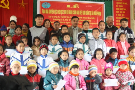 50 em học sinh có điều kiện học tập khó khăn đã được nhận những món quà ý nghĩa để phấn đấu vươn lên học tập