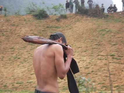 Một người dân ra về sau khi &quot;mót&quot; được một ít gỗ Sưa sót lại.