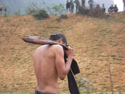 Một người dân ra về sau khi "mót" được một ít gỗ Sưa sót lại.