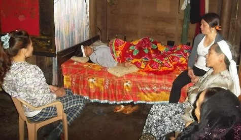 Từ ngày con mình bị sát hại, chị C đã suy sụp hoàn toàn luôn cần có người đến động viên chăm sóc.