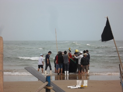 Xác nạn nhân đang được đưa lên bờ Xác nạn nhân đang được đưa lên bờ