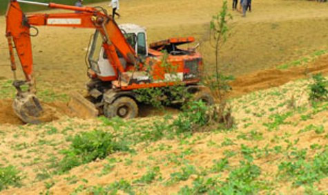 Xe cơ giới được chính quyền địa phương đưa đến để trục vớt số gỗ được cho là gỗ Sưa nhưng đến hết chiều ngày 25/2 thì vẫn chưa được số gỗ này lên bờ (ảnh CLC) Xe cơ giới được chính quyền địa phương đưa đến để trục vớt số gỗ được cho là gỗ Sưa nhưng đến hết chiều ngày 25/2 thì vẫn chưa được số gỗ này lên bờ (ảnh CLC)