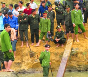 Nhiều lực lượng chức năng cũng đã được điều về đây để đảm bảo an ninh và bảo vệ hiện trường nơi phát hiện số gỗ được cho là gỗ Sưa (ảnh CLC) Nhiều lực lượng chức năng cũng đã được điều về đây để đảm bảo an ninh và bảo vệ hiện trường nơi phát hiện số gỗ được cho là gỗ Sưa (ảnh CLC)