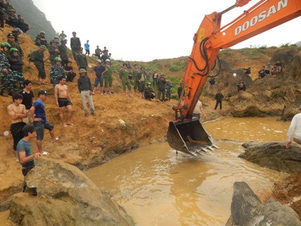 Máy móc được chính quyền địa phương điều đến để tiến hành trục vớt khúc gỗ sưa dưới ngầm suối Tróoc.