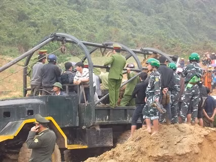 Rất dông lực lượng Công an, quân sự và kiểm lâm có mặt khi tiến hành trục vớt khúc gỗ sưa để đảm bảo an ninh và an toàn cho việc trục vớt.