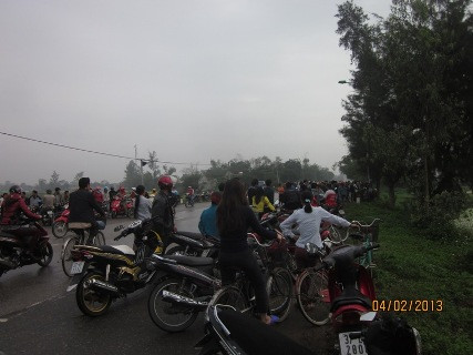 Nhiều người dân hiếu kỳ đã kéo đến xem gây ùn tắc giao thông cho tuyến QL 46 đi qua đây Nhiều người dân hiếu kỳ đã kéo đến xem gây ùn tắc giao thông cho tuyến QL 46 đi qua đây