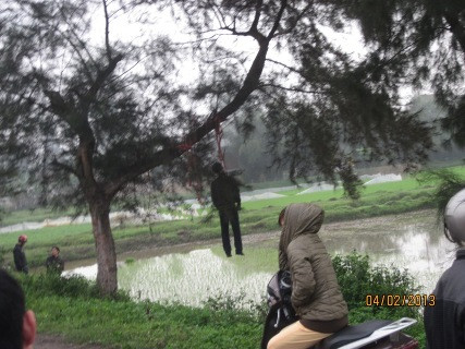 Xác nam thanh niên được phát hiện trong tư thế treo cổ Xác nam thanh niên được phát hiện trong tư thế treo cổ