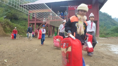 Niềm vui của những học sinh sau khi đón nhận những món quà vô giá của Trường ĐH Vinh Niềm vui của những học sinh sau khi đón nhận những món quà vô giá của Trường ĐH Vinh