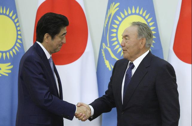 Trong thời gian thăm Kazakhstan, Thủ tướng Nhật Bản Shinzo Abe đã bày tỏ ủng hộ đối với hoạt động tuần tra của Quân đội Mỹ ở Biển Đông Trong thời gian thăm Kazakhstan, Thủ tướng Nhật Bản Shinzo Abe đã bày tỏ ủng hộ đối với hoạt động tuần tra của Quân đội Mỹ ở Biển Đông