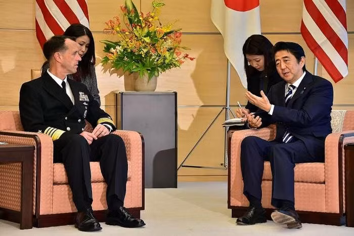 Tân Tham mưu trưởng Hải quân Mỹ John Richardson trong chuyến thăm Nhật Bản