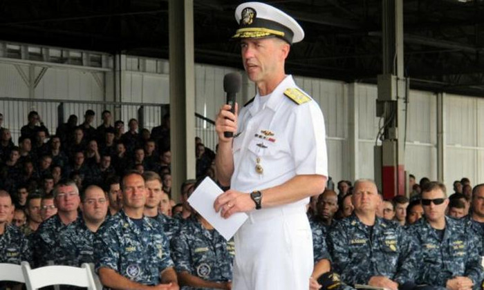 Tân Tham mưu trưởng Hải quân Mỹ John Richardson ở Hawaii ngày 13 tháng 10 năm 2015 Tân Tham mưu trưởng Hải quân Mỹ John Richardson ở Hawaii ngày 13 tháng 10 năm 2015