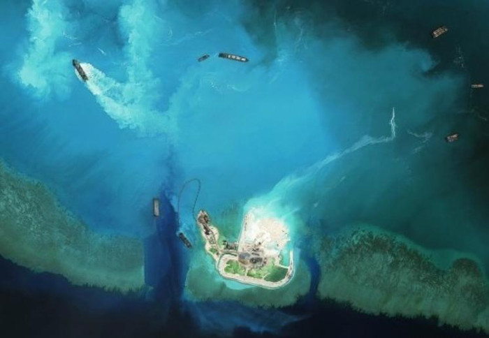 Giới cầm quyền Trung Quốc ra sức tiến hành bành trướng lãnh thổ, tiến hành quân sự hóa Biển Đông, đe dọa nghiêm trọng chủ quyền của Việt Nam, vi phạm nghiêm trọng luật pháp quốc tế, đe dọa nghiêm trọng hòa bình, an ninh và ổn định khu vực. Giới cầm quyền Trung Quốc ra sức tiến hành bành trướng lãnh thổ, tiến hành quân sự hóa Biển Đông, đe dọa nghiêm trọng chủ quyền của Việt Nam, vi phạm nghiêm trọng luật pháp quốc tế, đe dọa nghiêm trọng hòa bình, an ninh và ổn định khu vực.