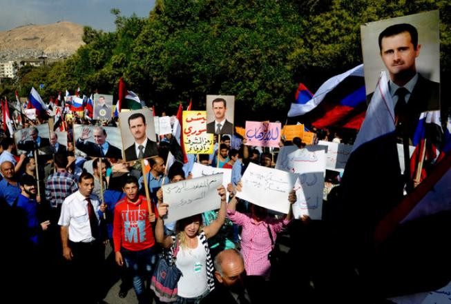 Người dân Syria ủng hộ Tổng thống Syria Bashar Assad và hoạt động không kích của Nga ở Syria, họ tập hợp bên ngoài Đại sứ quán Nga ở Syria để bày tỏ sự ủng hộ. Người dân Syria ủng hộ Tổng thống Syria Bashar Assad và hoạt động không kích của Nga ở Syria, họ tập hợp bên ngoài Đại sứ quán Nga ở Syria để bày tỏ sự ủng hộ.