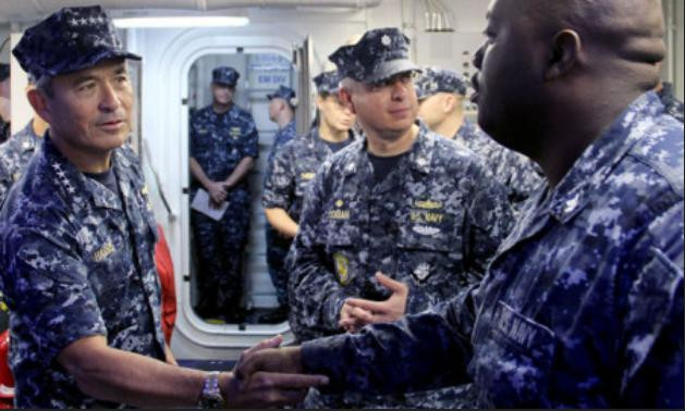 Tư lệnh Bộ Tư lệnh Thái Bình Dương Quân đội Mỹ, Đô đốc Harry B Harris (bên trái)